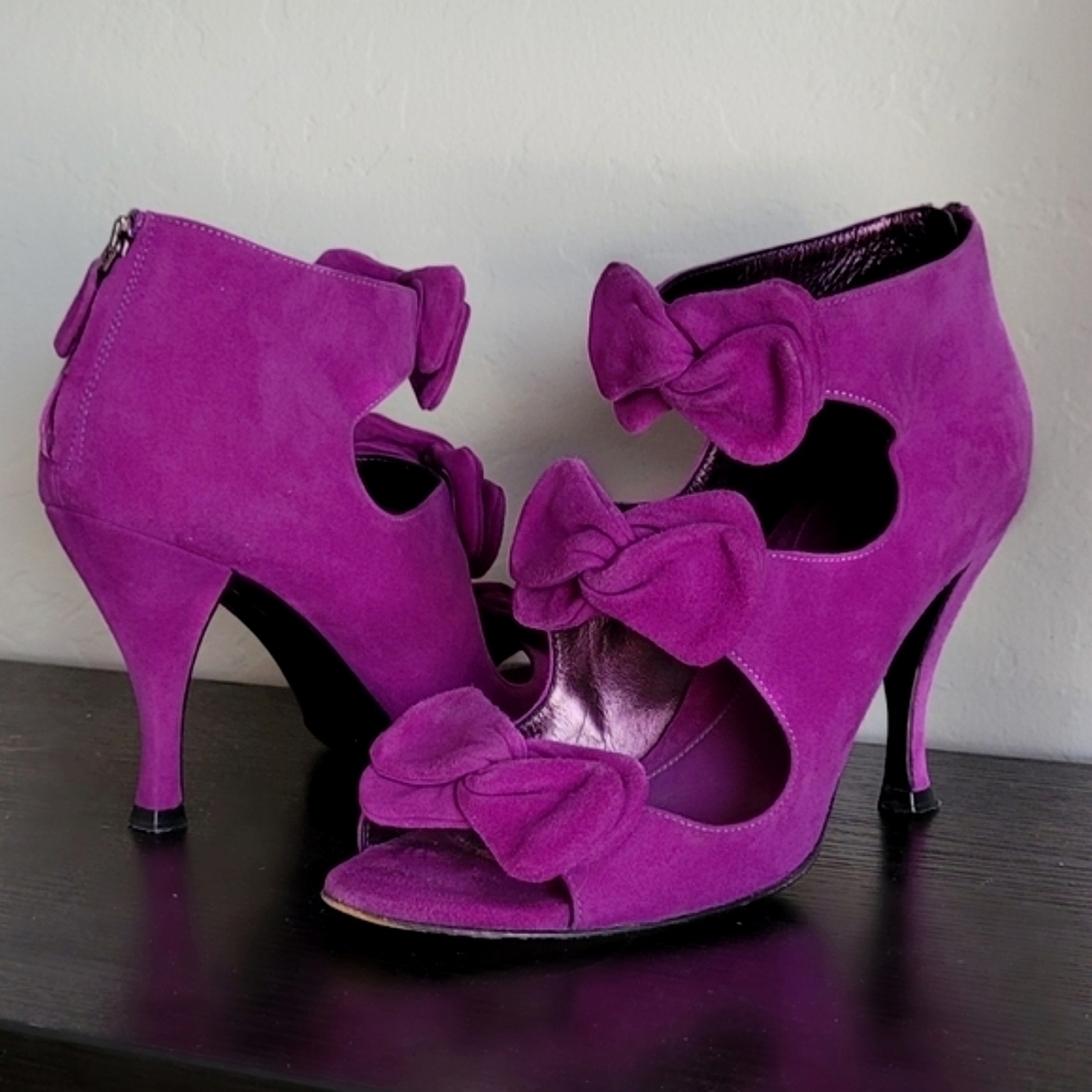 Sergio Rossi Suede Heels Cut Out Bow Open toe bootie